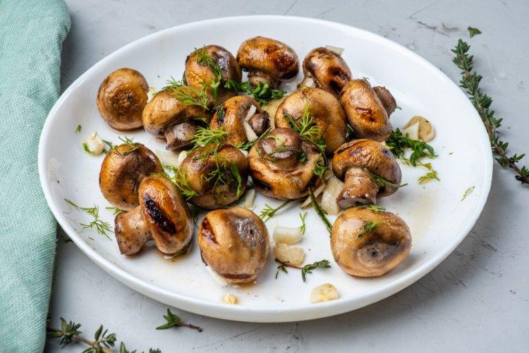 Шампиньоны с чесноком и зеленью в аэрогриле