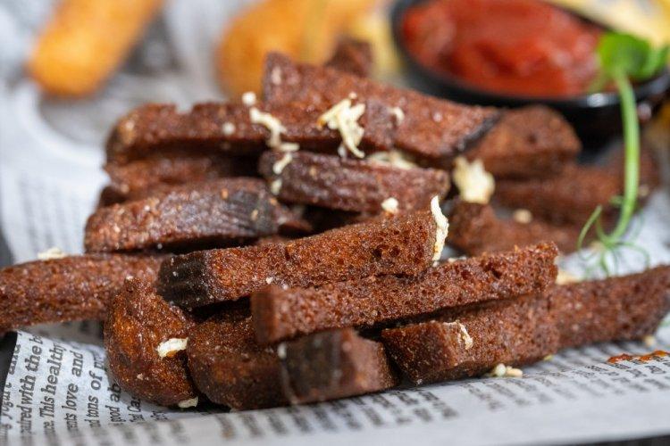Гренки из хлеба с чесноком в аэрогриле