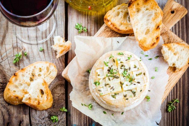 Запеченный камамбер с гренками в аэрогриле