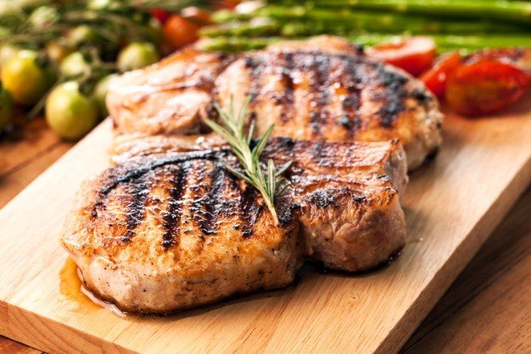 Стейки из свинины с розмарином в аэрогриле