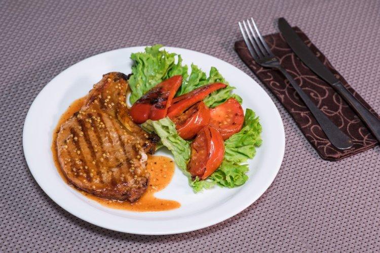 Стейки из свинины в горчично-медовом маринаде в аэрогриле