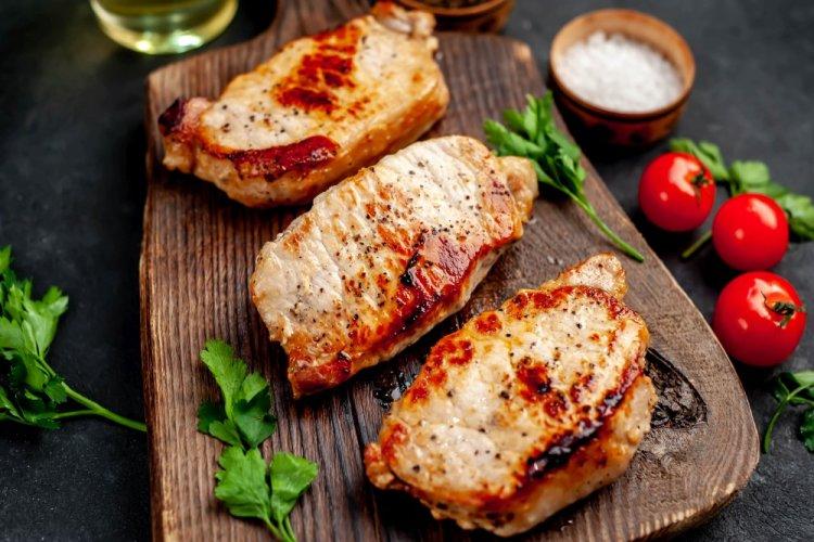 Стейки из свинины в луковом маринаде в аэрогриле