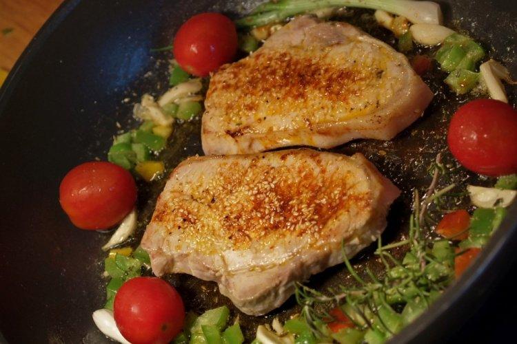 Стейки из свинины в соево-кунжутном маринаде в аэрогриле