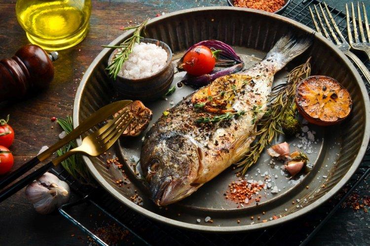 Дорадо целиком с лимоном в аэрогриле