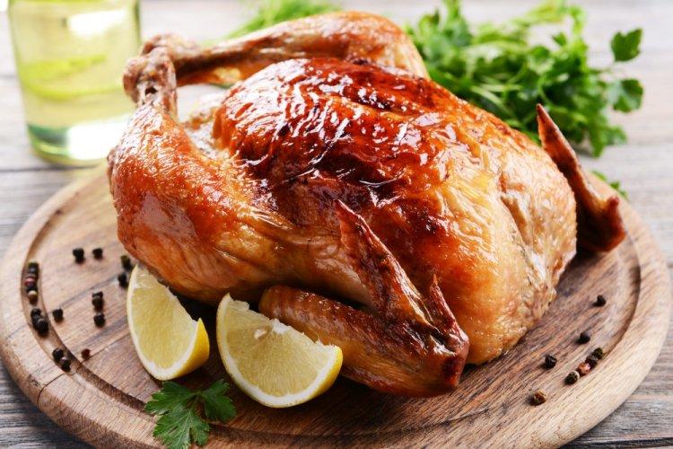 Целая курица с чесноком и травами в аэрогриле