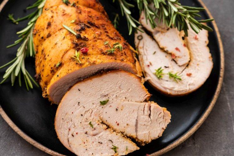 Филе индейки, запеченное с чесноком и прованскими травами