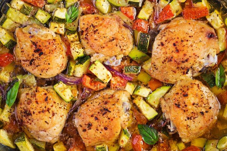 ПП куриные бедра с кабачками и помидорами