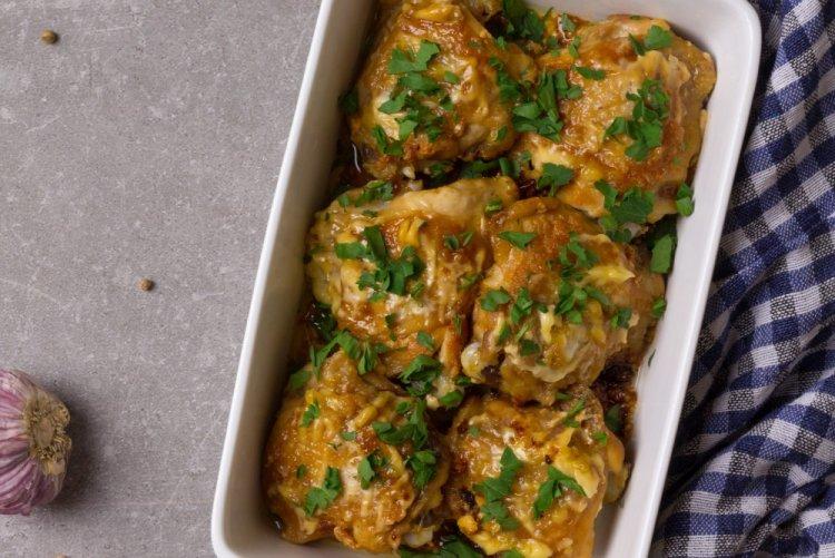 ПП куриные бедрышки со сметаной в духовке