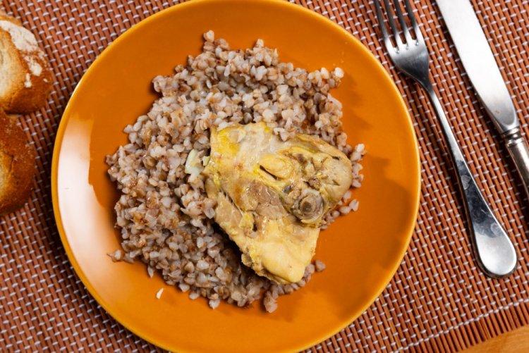 ПП куриные бедра с гречкой в духовке