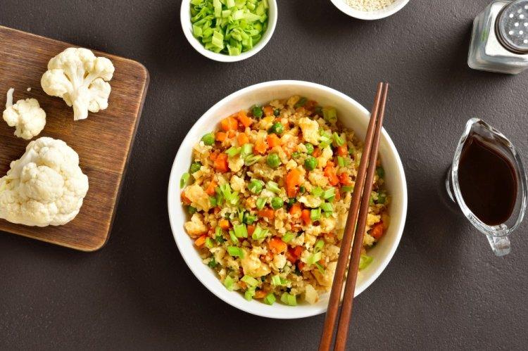 Рис из цветной капусты с овощами