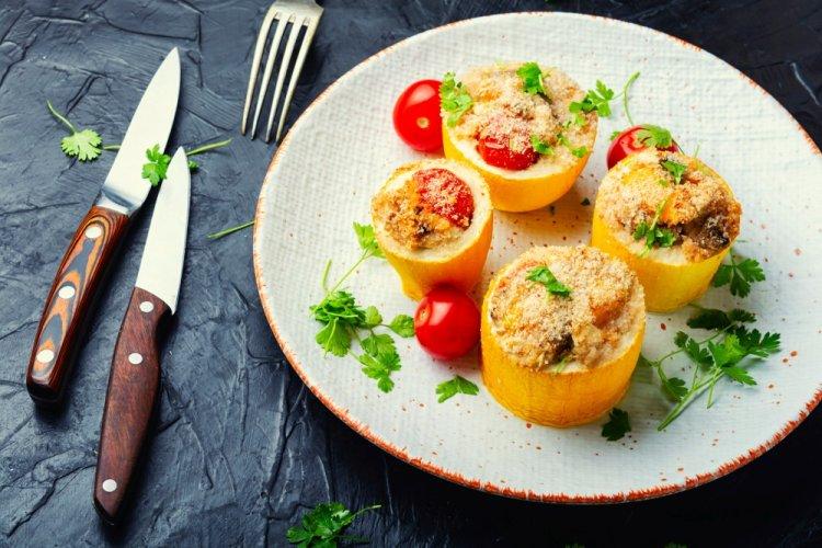 Фаршированные кабачки с овощами и киноа