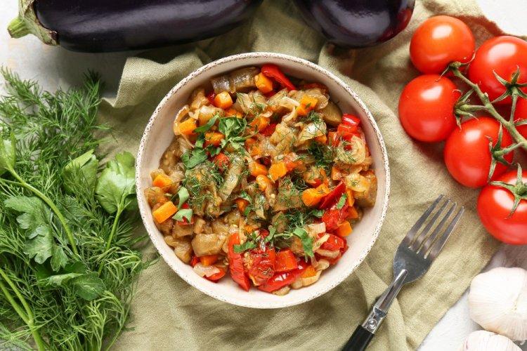 Тушеные баклажаны с овощами