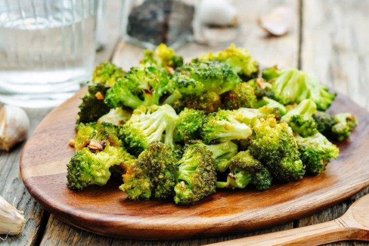 Запеченная брокколи с чесноком и лимоном
