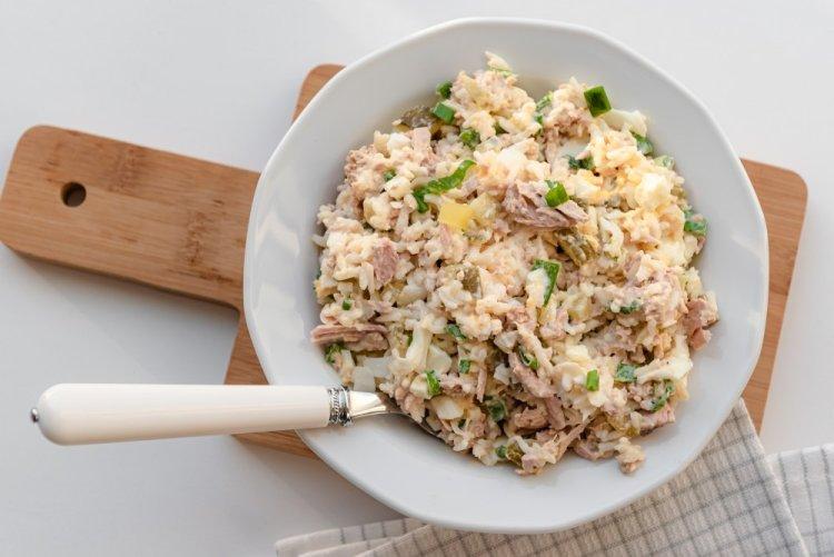 ПП салат с консервированным тунцом, яйцами и огурцом