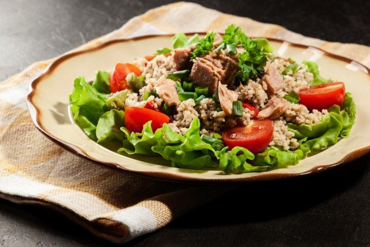 Кускус с тунцом и помидорами