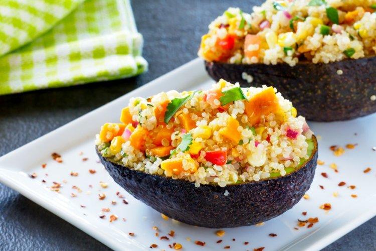Запеченное авокадо с киноа и кукурузой