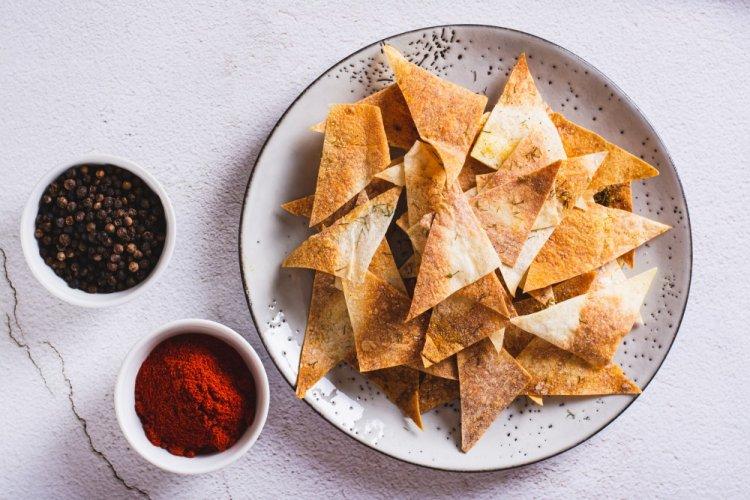 Чипсы из лаваша с паприкой и чесноком в аэрогриле
