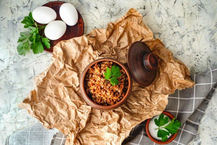 Горбуша с гречкой и баклажанами в горшочках