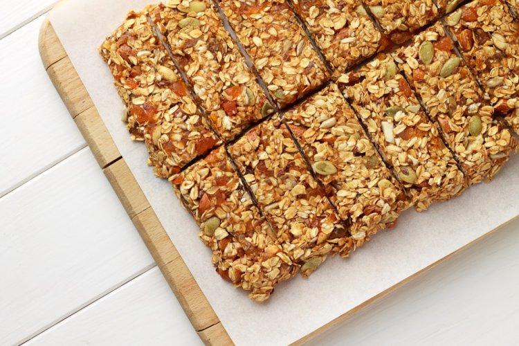 Злаковые батончики с курагой и тыквенными семечками
