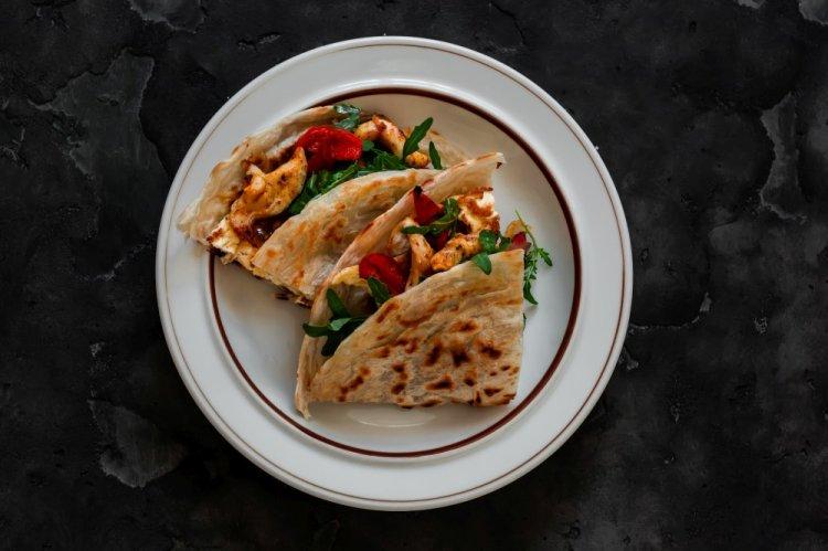 Конвертики из лепешек роти с курицей и сыром