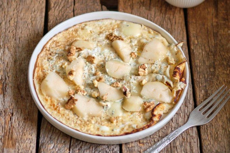 Лепешка роти с грушей и сыром