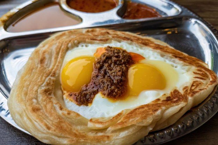 Лепешка роти с яйцом и сосисками