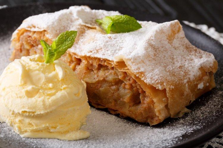Штрудель из лепешек роти с яблоками