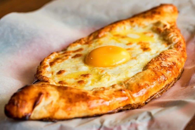 Хачапури по-аджарски из лепешек роти в аэрогриле