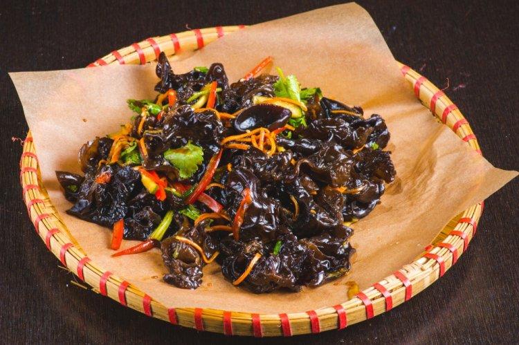 Салат с морковью и древесными грибами