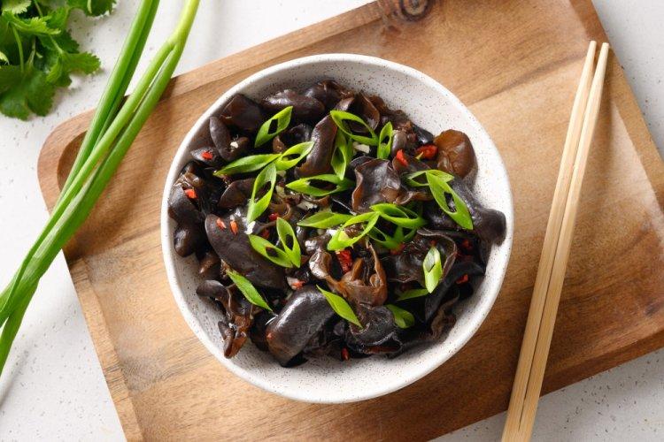 Салат с древесными грибами и зеленым луком