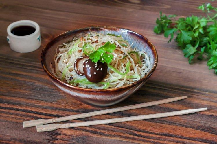 Салат с фунчозой и древесными грибами