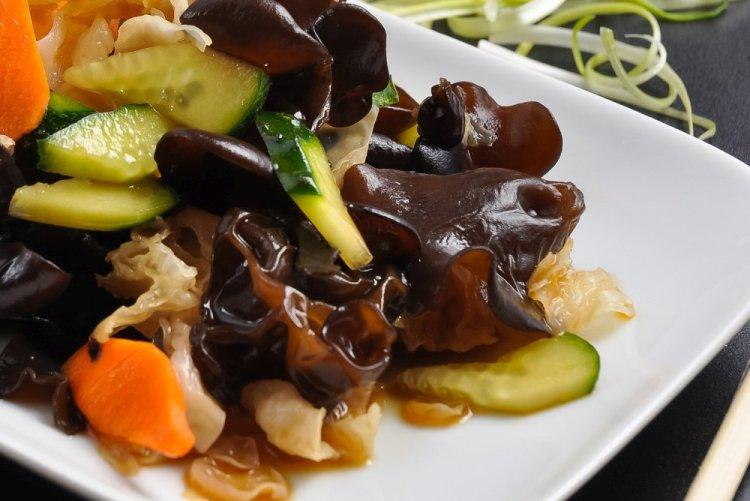 Салат с древесными грибами и огурцами