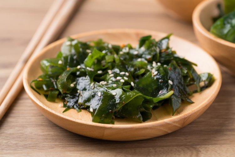 Салат с древесными грибами и морской капустой