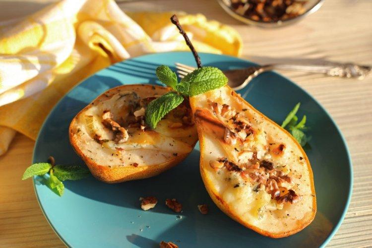 Груши, запеченные с сыром в духовке