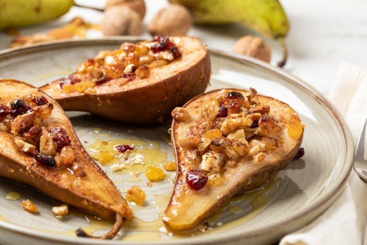 Груши с изюмом в духовке