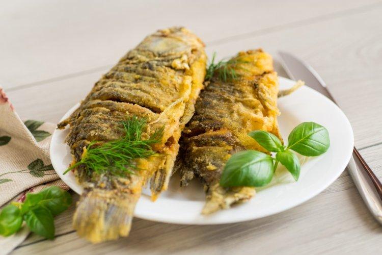 Жареный карась в мучной панировке