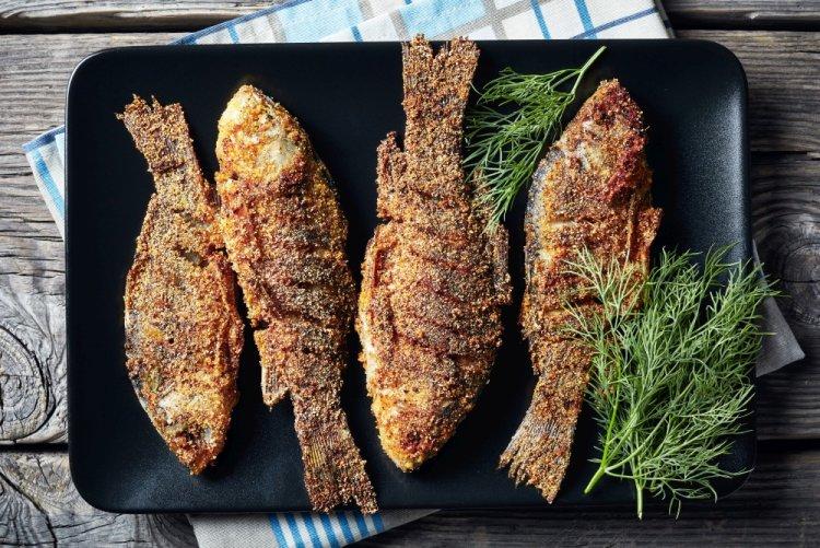 Жареные караси в кукурузной муке на сковороде