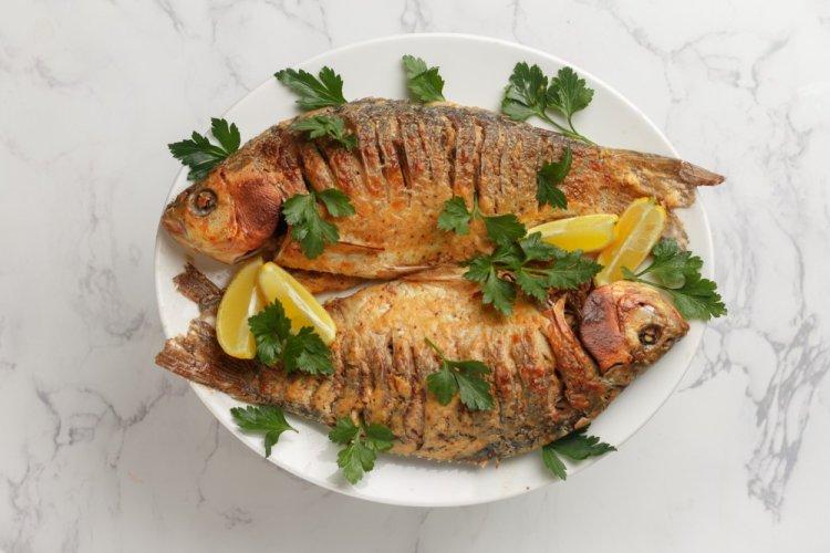 Жареный карась с горчичной корочкой на сковороде