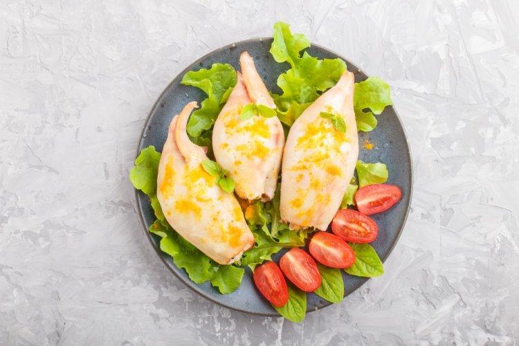Фаршированные кальмары с овощами