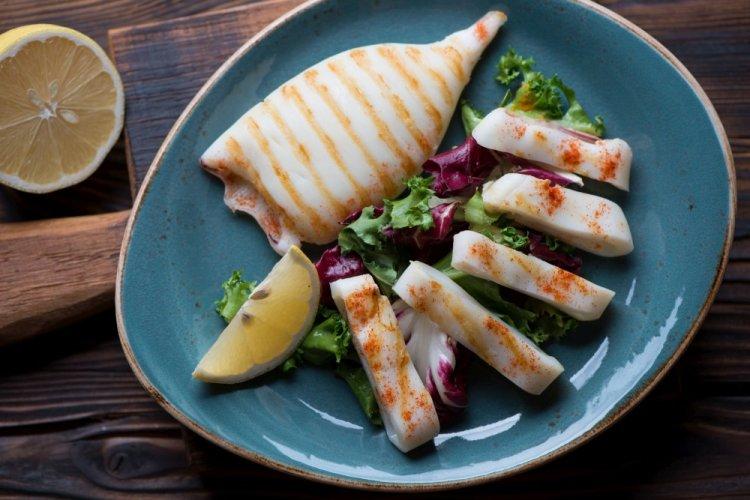 Кальмары с лимоном и чесноком на гриле