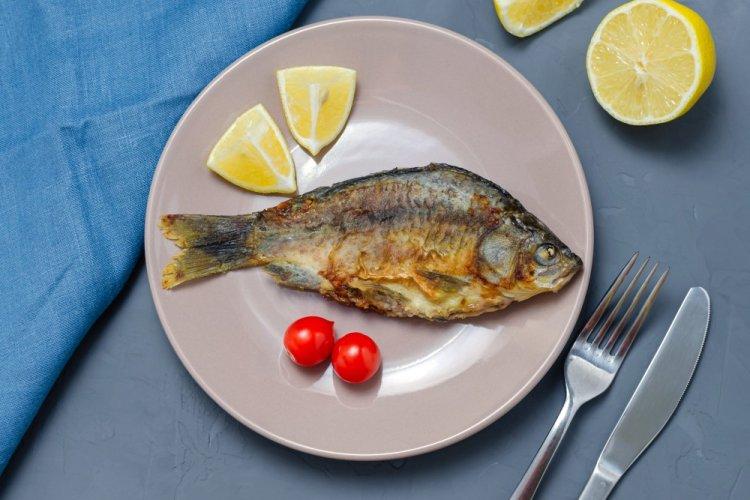 Карась, запеченный с лимоном в аэрогриле