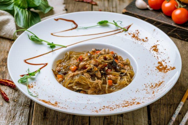 Фунчоза с говядиной и древесными грибами