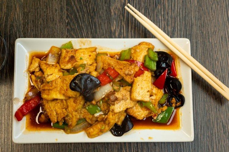 Запеченные древесные грибы с тофу и овощами