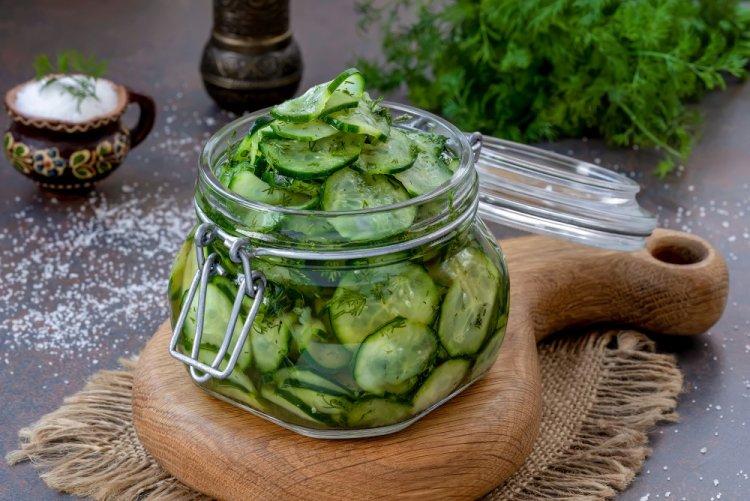 Салат из огурцов с чесноком и зеленью на зиму