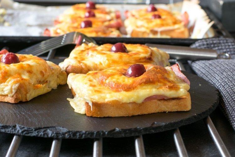 Брускетты с ветчиной, ананасом и моцареллой