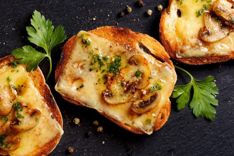 Брускетты с ветчиной и жареными грибами
