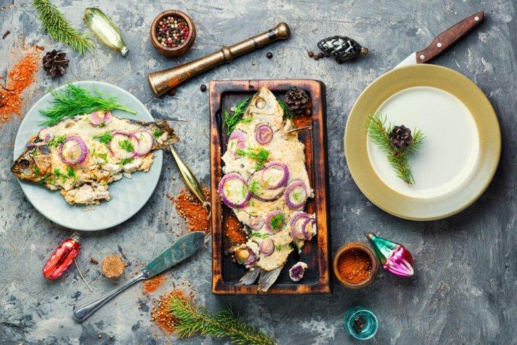 Караси с луком в сметане