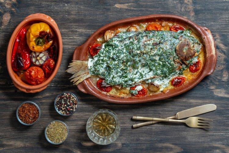 Караси с овощами в сметане