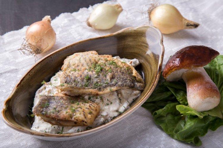 Караси с грибами в сметане