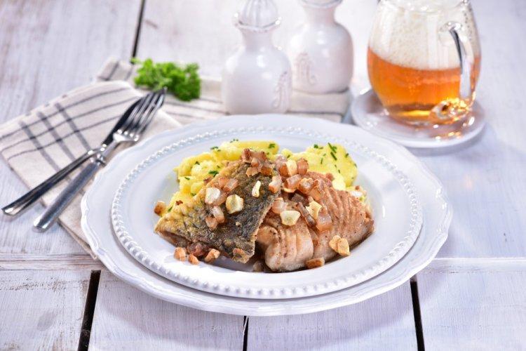 Караси с картошкой в сметане